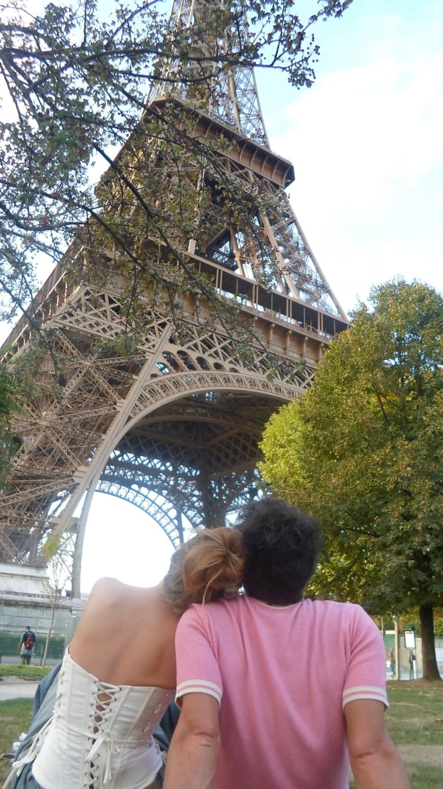 Las románticas postales de Nicolás Cabre y Rocío Pardo en Paris: la pareja continúa de vacaciones junto a Rufina, ma hija del actor