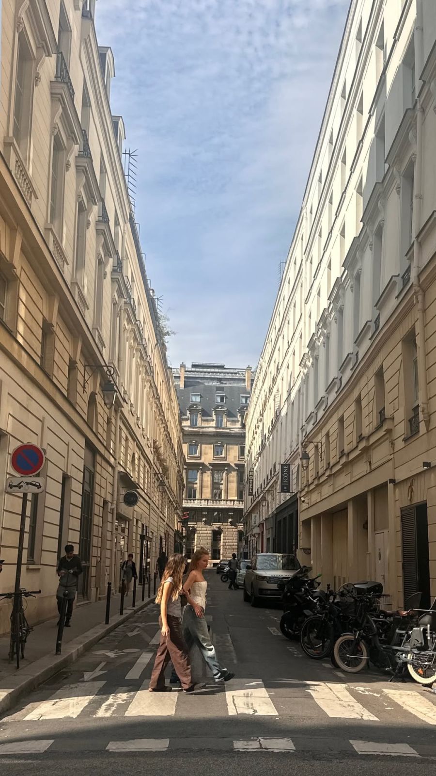 Las románticas postales de Nicolás Cabre y Rocío Pardo en Paris: la pareja continúa de vacaciones junto a Rufina, ma hija del actor