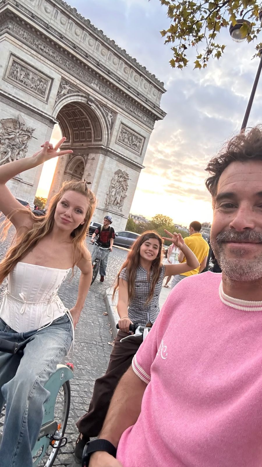 Las románticas postales de Nicolás Cabre y Rocío Pardo en Paris: la pareja continúa de vacaciones junto a Rufina, ma hija del actor