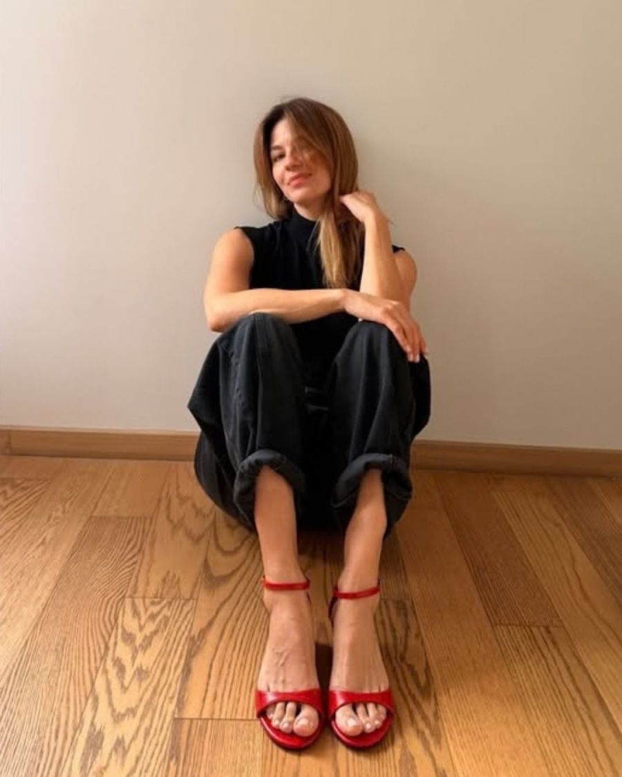 Marcela Kloosterboer impone el look casual red