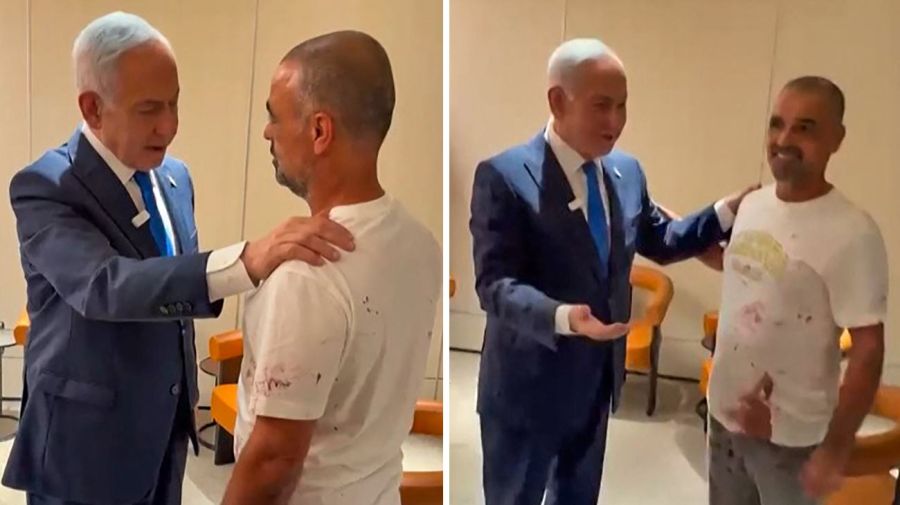 Benjamin Netanyahu con uno de los pasajeros que lograron entrar a la cabina del avión de flydubai