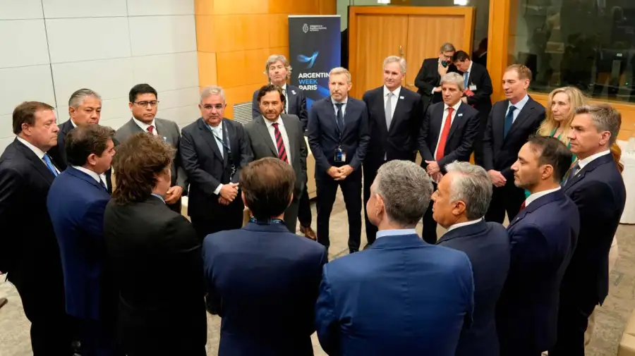 Milei reunió a los 13 gobernadores argentinos que lo acompañaron a París