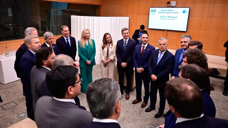 Milei reunió a los 13 gobernadores argentinos que lo acompañaron a París