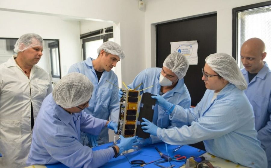 0210_nanosatélite