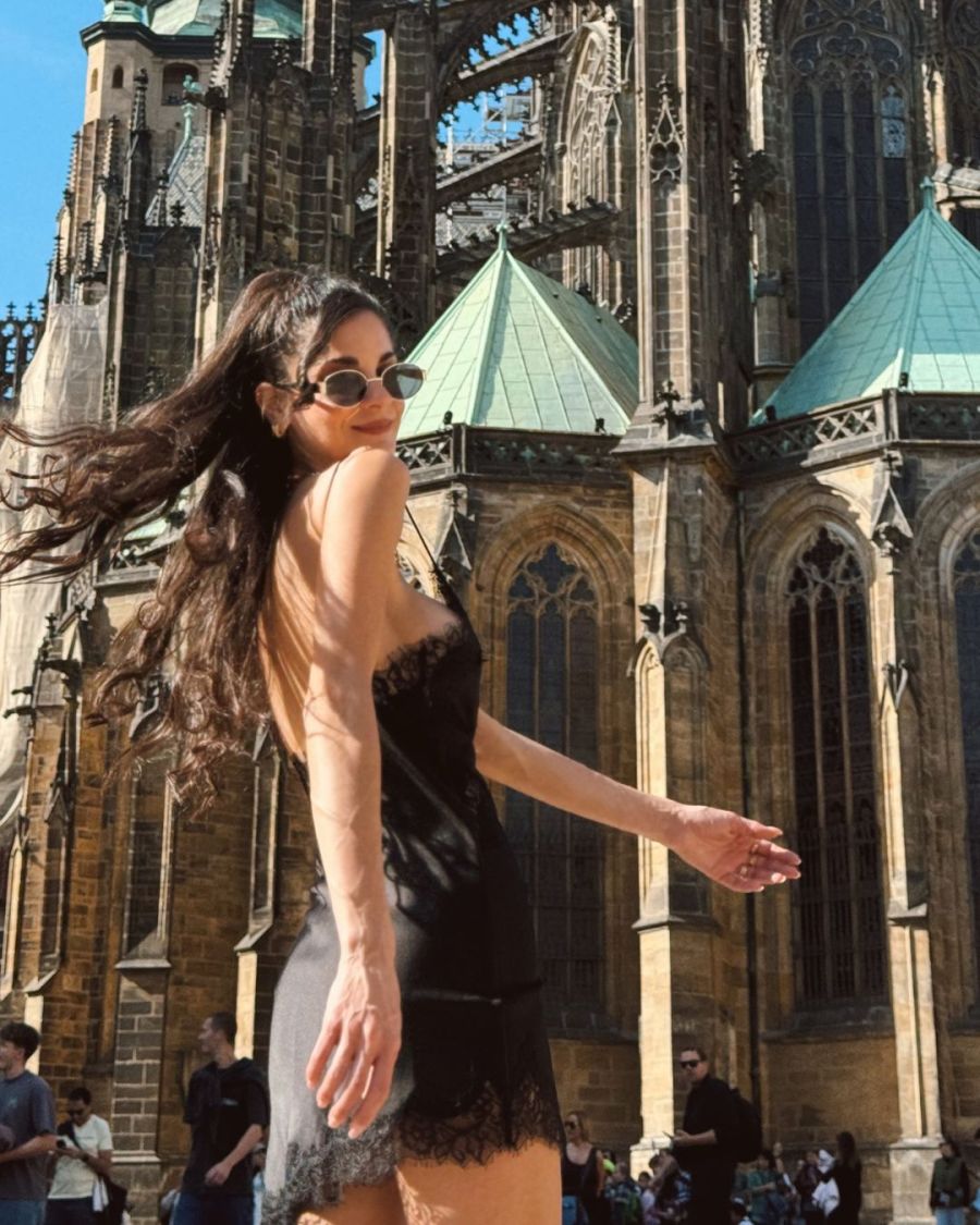 El look de Emily Lucius en Praga