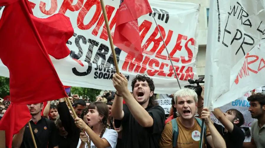Manifestantes protestan por un decreto gubernamental sobre vivienda
