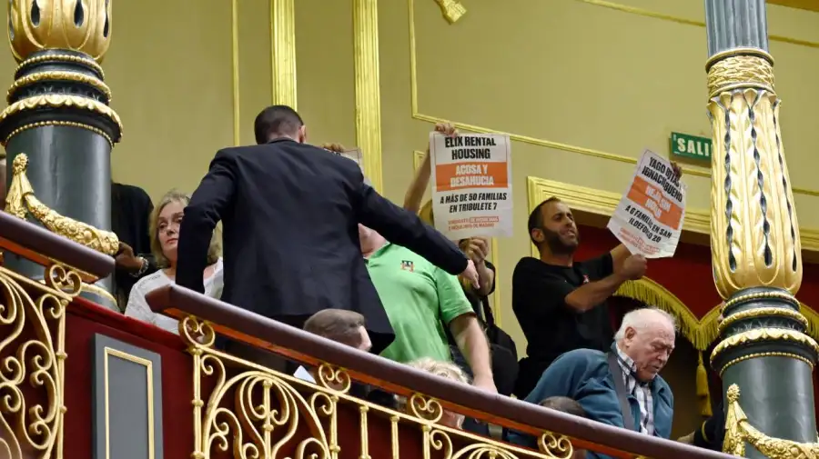 Manifestantes protestan por un decreto gubernamental sobre vivienda