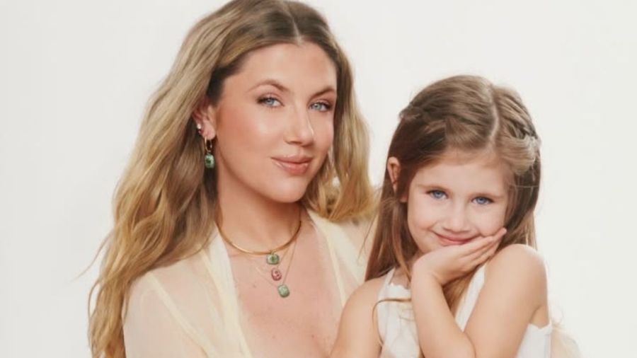 Stephanie Demner junto a su hija Ariana