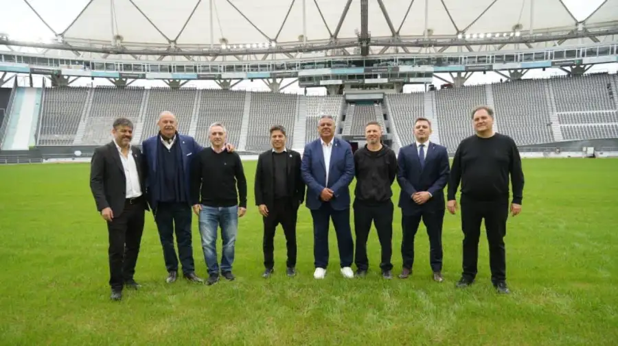 Chiqui Tapia con Axel Kicillof en el Estadio Unico de La Plata