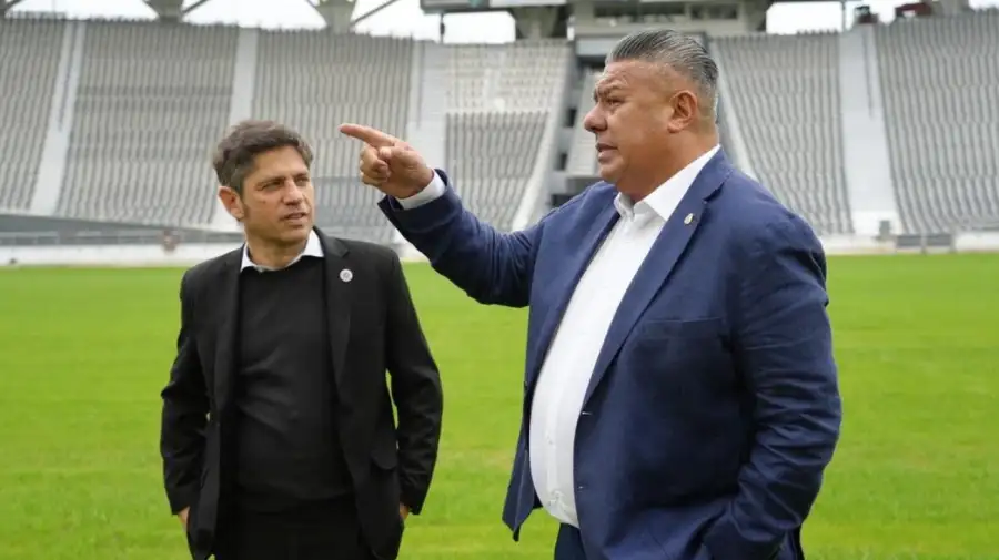 Chiqui Tapia con Axel Kicillof en el Estadio Unico de La Plata