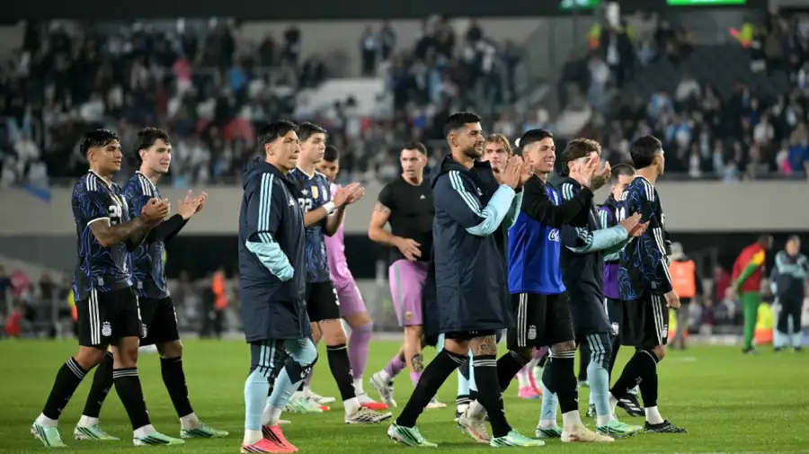 La Selección Argentina saludando al público luego de su triunfo ante Burkina Faso.