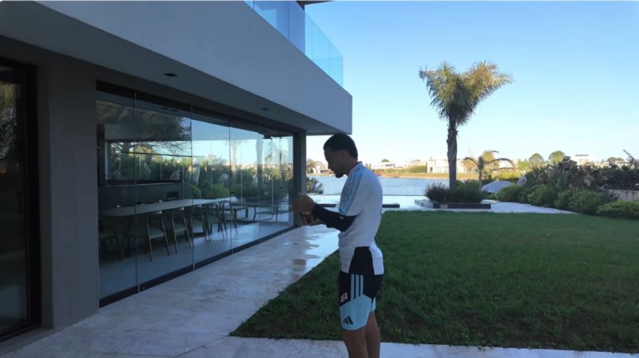Nicolás Tagliafico y Caro Calvagni en su casa de Argentina