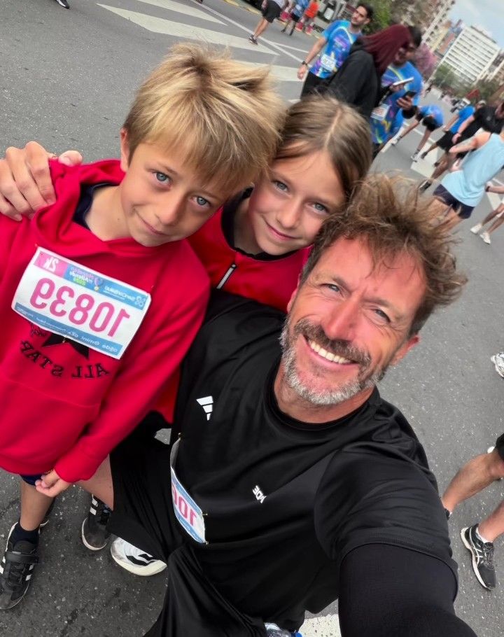 José Meolans junto a sus hijos Felicitas y Lautaro