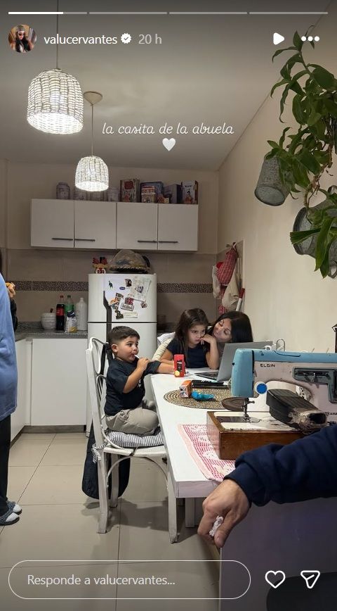 Olivia y Benjamín, los hijos de Enzo Fernández y Valentina Cervantes, visitaron a su abuela en la Argentina: 