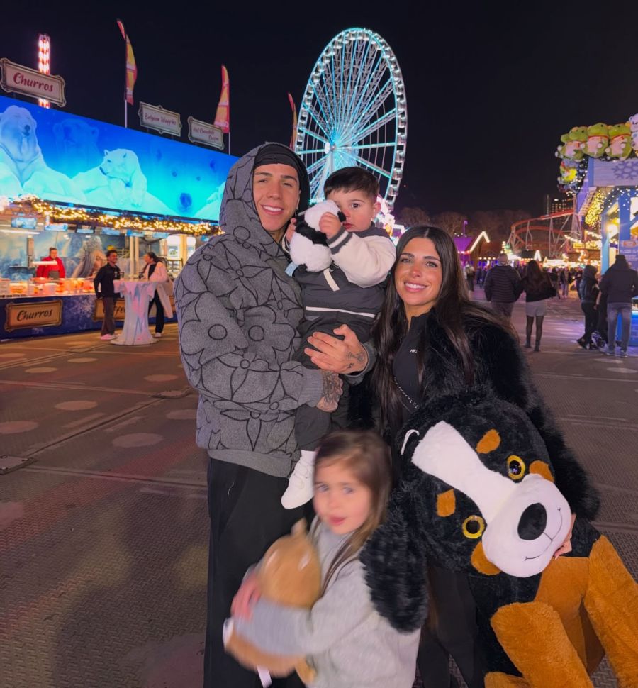 Olivia y Benjamín, los hijos de Enzo Fernández y Valentina Cervantes, visitaron a su abuela en la Argentina: 