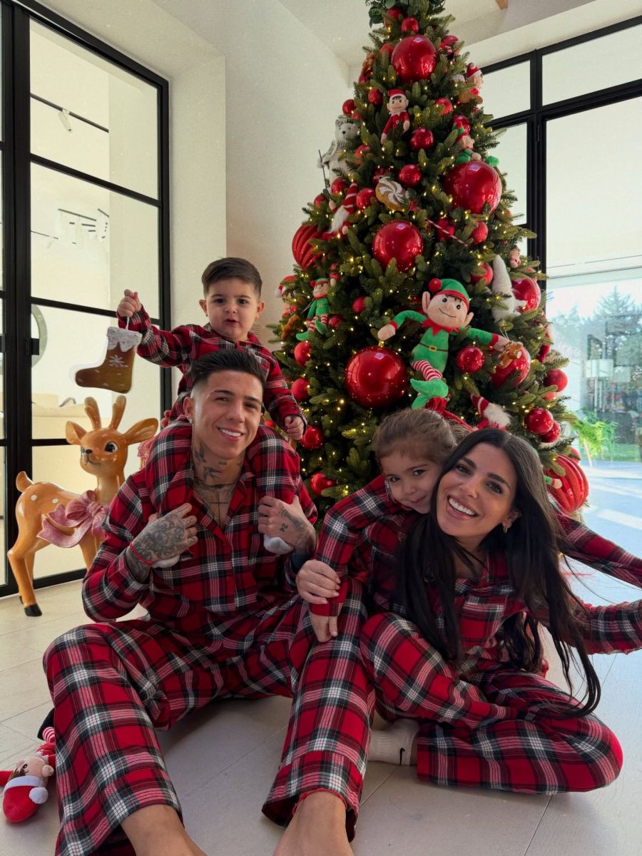 Olivia y Benjamín, los hijos de Enzo Fernández y Valentina Cervantes, visitaron a su abuela en la Argentina: 