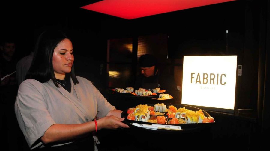 Un catering distinguido y un bandejeo sin pausas marcaron la propuesta gastronómica de Fabric Sushi en Caras Moda. 