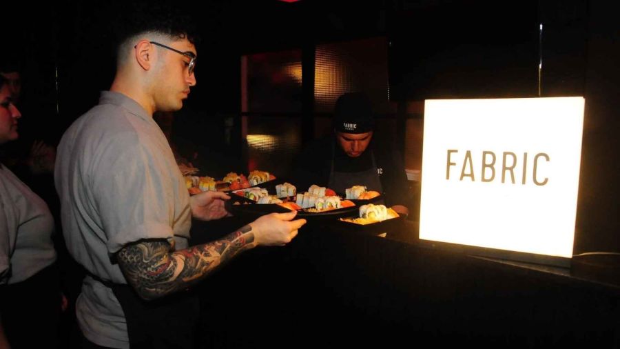 Un catering distinguido y un bandejeo sin pausas marcaron la propuesta gastronómica de Fabric Sushi en Caras Moda. 