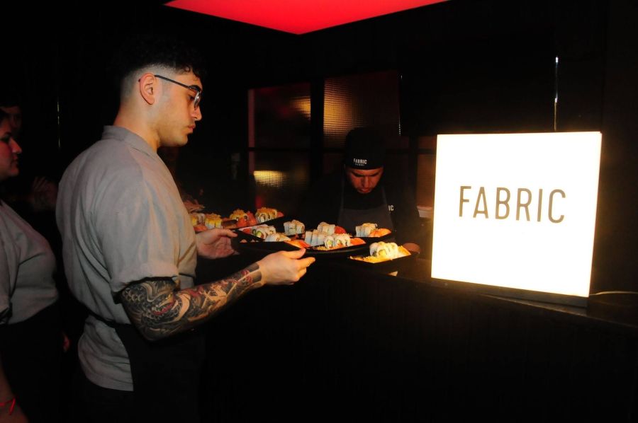 Un catering distinguido y un bandejeo sin pausas marcaron la propuesta gastronómica de Fabric Sushi en Caras Moda. 