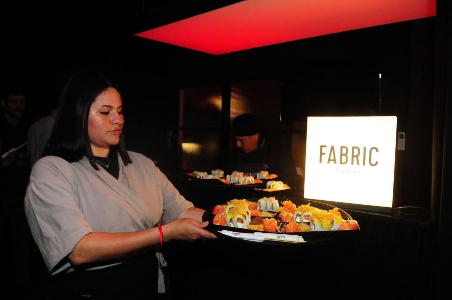 Un catering distinguido y un bandejeo sin pausas marcaron la propuesta gastronómica de Fabric Sushi en Caras Moda. 