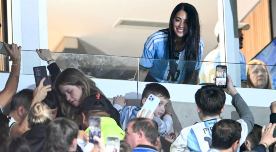 Antonela Roccuzzo saluda a los aficionados antes del partido amistoso entre Argentina y Benín