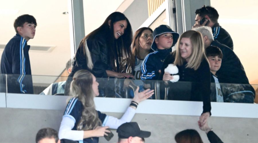 Antonela Roccuzzo y Celia Cuccittini, esposa y madre del delantero argentino Lionel Messi, saludan a los aficionados antes del partido amistoso internacional de fútbol entre Argentina y Benin