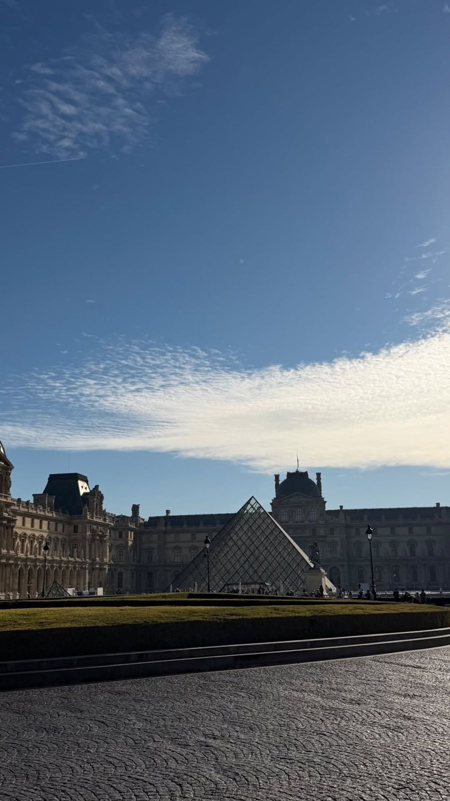 Juliana Awada disfruta de París en familia: las fotos junto a su hermana Zoraida y su hija Antonia