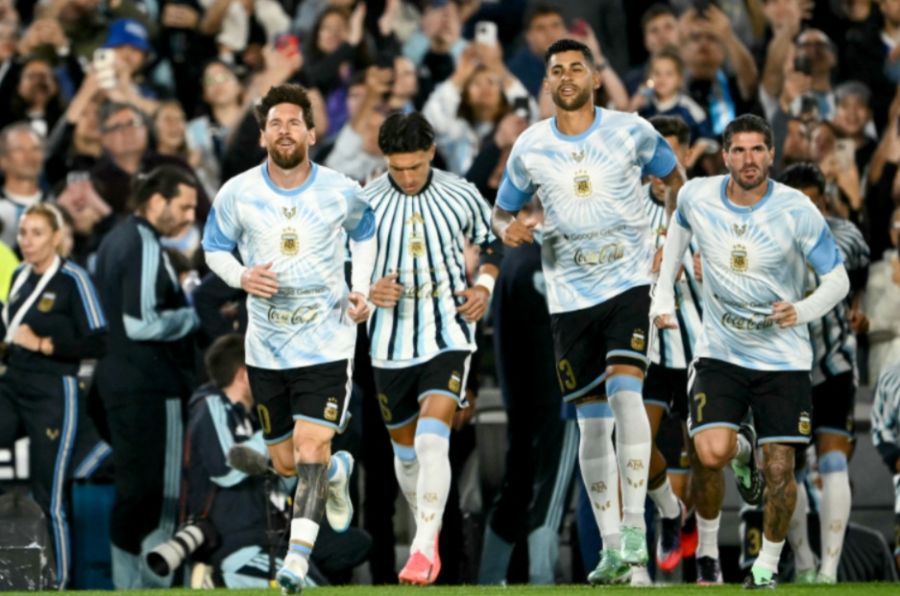 Lionel Messi calentando antes del partido amistoso entre Argentina y Benín, el último del capitán con la Selección, el 6 de oct