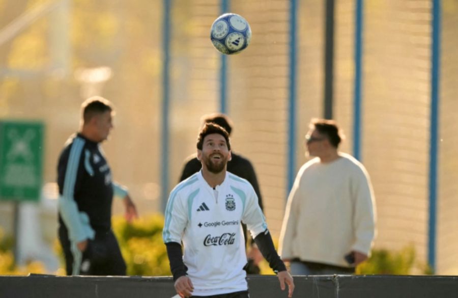 Lionel Messi observa la pelota durante el último entrenamiento con la Selección Argentina en laAFA en Ezeiza, el 5 de octubre de 2026