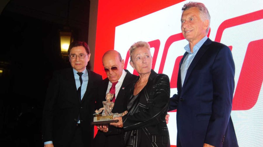 Premios Fortuna 2026 Jorge Fontevecchia, junto a Alfredo Coto, su mujer y el ex presidente Mauricio Macri.
