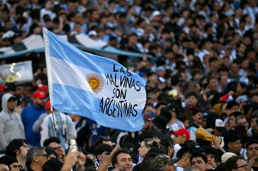 Bandera de Malvinas en el Monumental