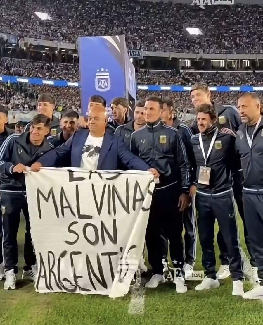 Bandera de Malvinas en el Monumental junto al cuerpo técnico