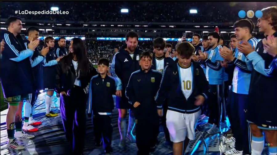 El look de Antonela Roccuzzo en el partido despedida a Lionel Messi