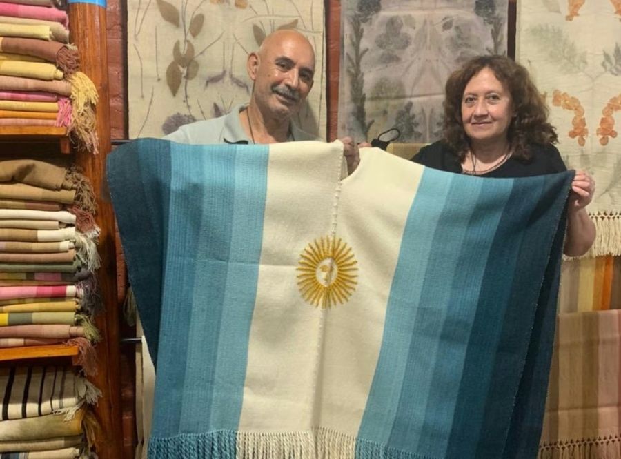 El poncho que utilizó La Sole en la despedida de Lionel Messi