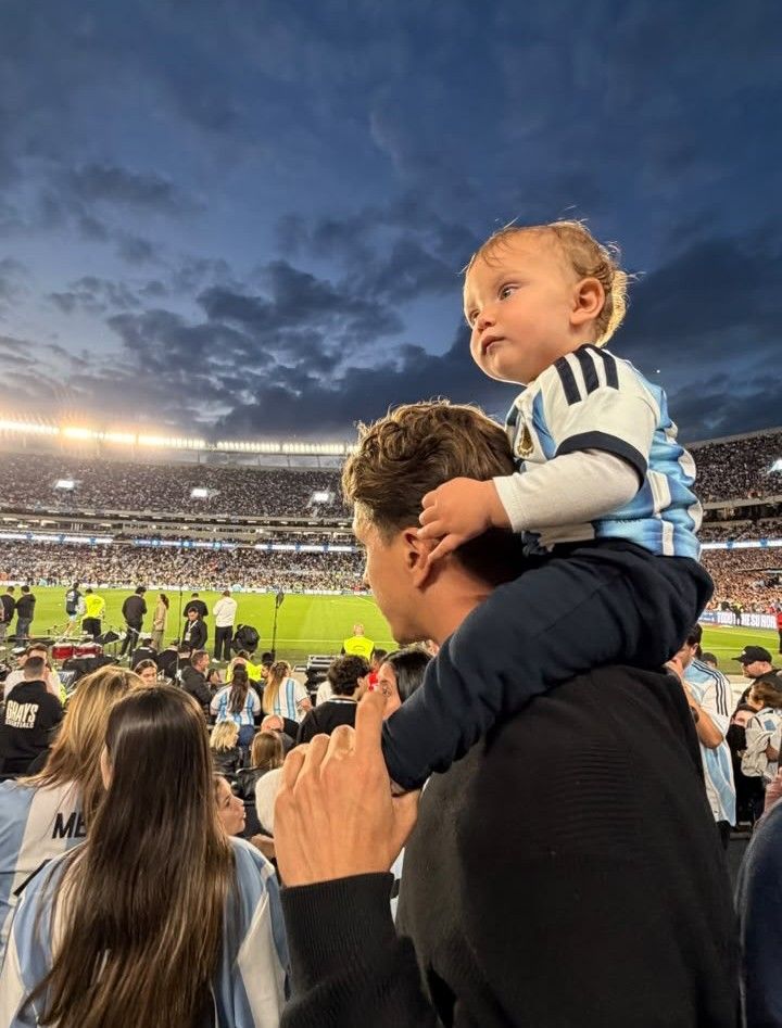 Gianluca Simeone con su hijo Faustino