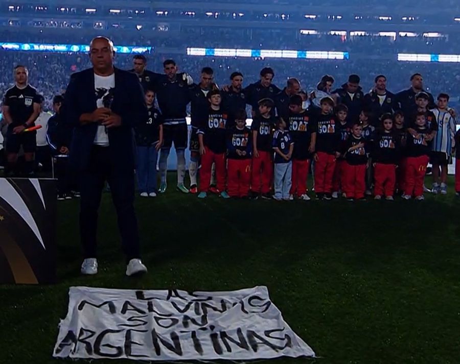 Himno con la bandera de Malvinas