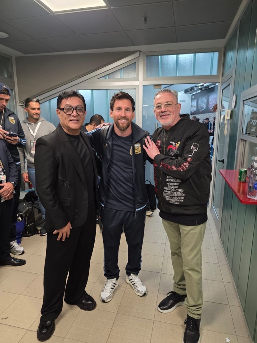 Lionel Messi junto a Sergio Torres y Dario Zanco