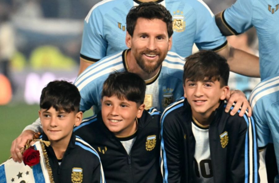 Lionel Messi, posa para una foto junto a sus hijos Ciro, Mateo y Thiago Messi antes del partido amistoso internacional de fútbol entre Argentina y Benín
