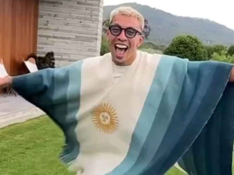 Lisandro Martínez con el mismo poncho de La Sole