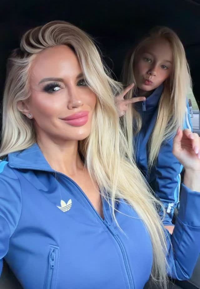 Luciana Salazar con su hija Matilda en el partido de despedida de Lionel Messi
