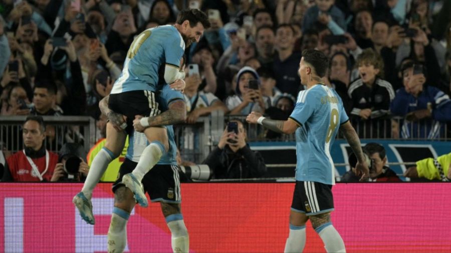 Nicolás Otamendi y Lionel Messi