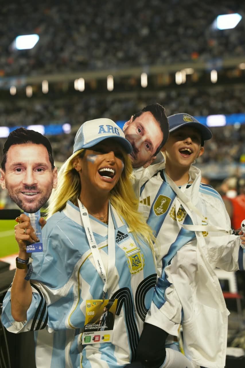 Vicky Xipolitakis junto a sus hijos en la despedida de Lionel Messi