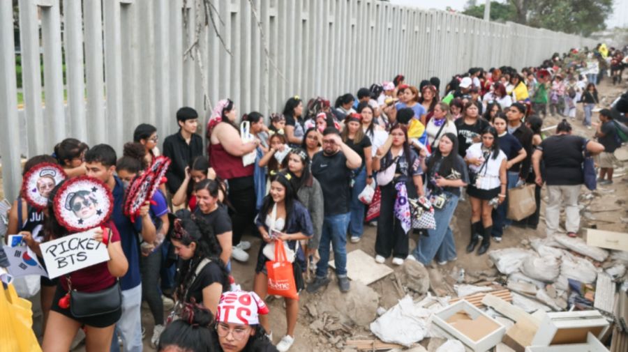 Los fans del grupo surcoreano de K-pop BTS hacen fila antes de un concierto en el Estadio San Marcos de Lima el 7 de octubre de 2026