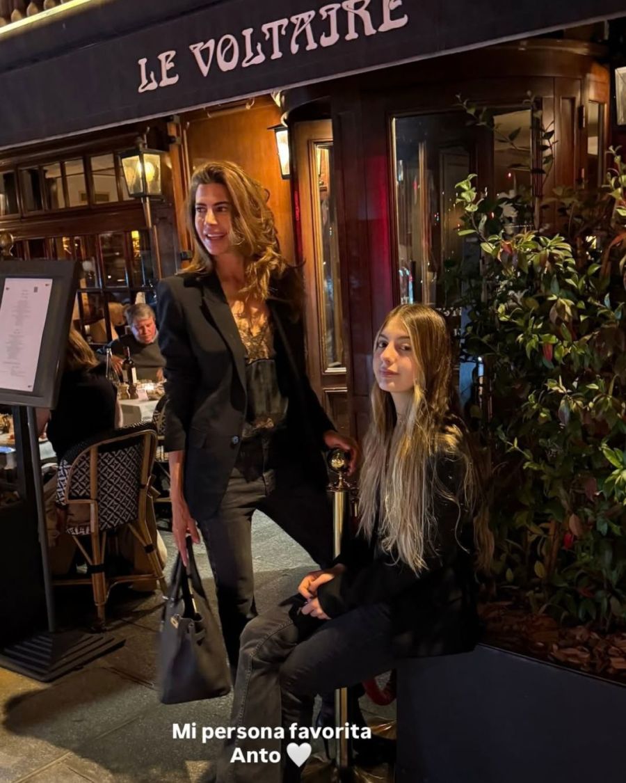 Los looks de Juliana Awada y su hija Antonia en París