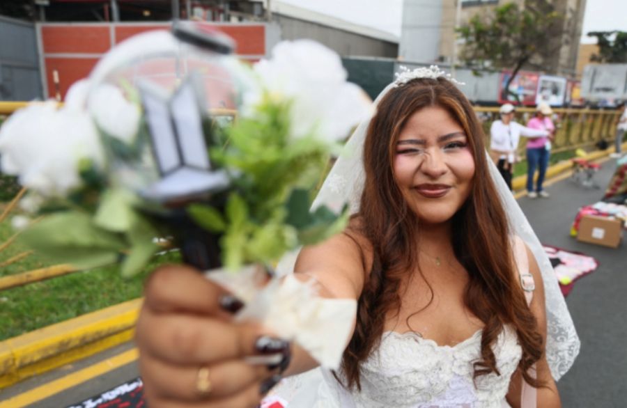 Un fan del grupo surcoreano de K-pop BTS posa para una foto antes de un concierto en el Estadio San Marcos de Lima, el 7 de octubre de 2026