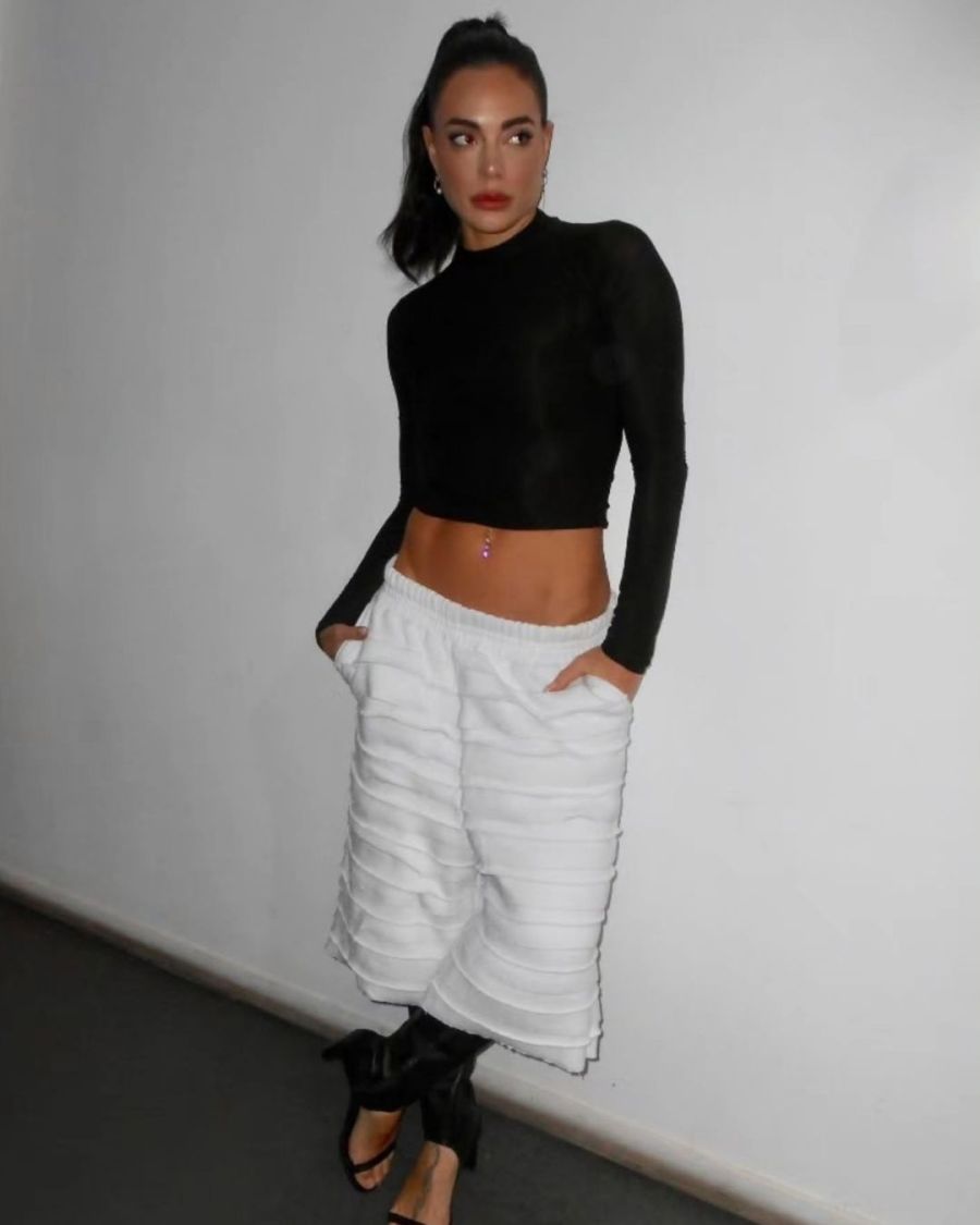 Emilia Attias con pantalón midi
