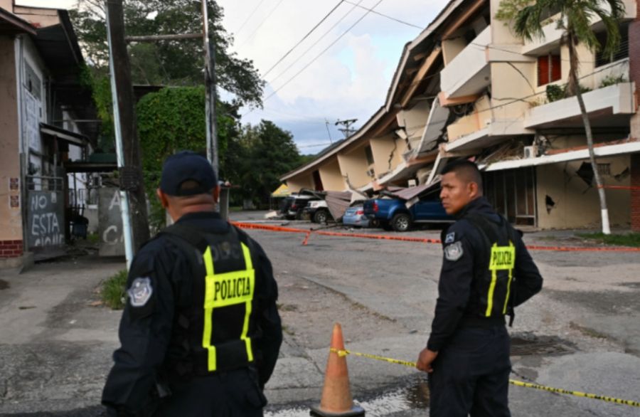 Agentes de la policía panameña montan guardia junto a un edificio derrumbado tras el terremoto de magnitud 7,6 que sacudió el país, en Peñónome, Panamá, el 9 de octubre de 2026