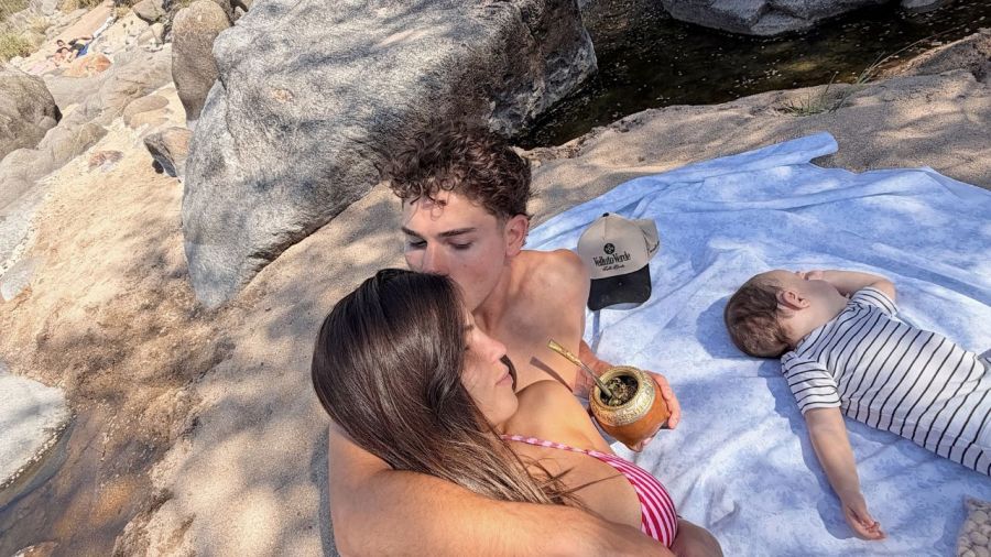 Las dulces fotos de Emilia Ferrero y Julián Álvarez con Amadeo a orillas del río en Córdoba