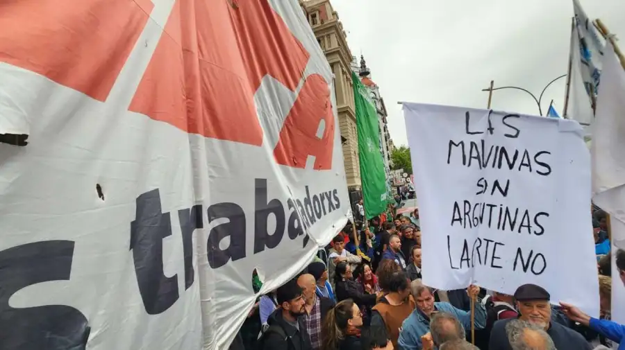 Ley de Tierras. Este martes hubo una protesta ante el Palacio de Tribunales contra la Corte.