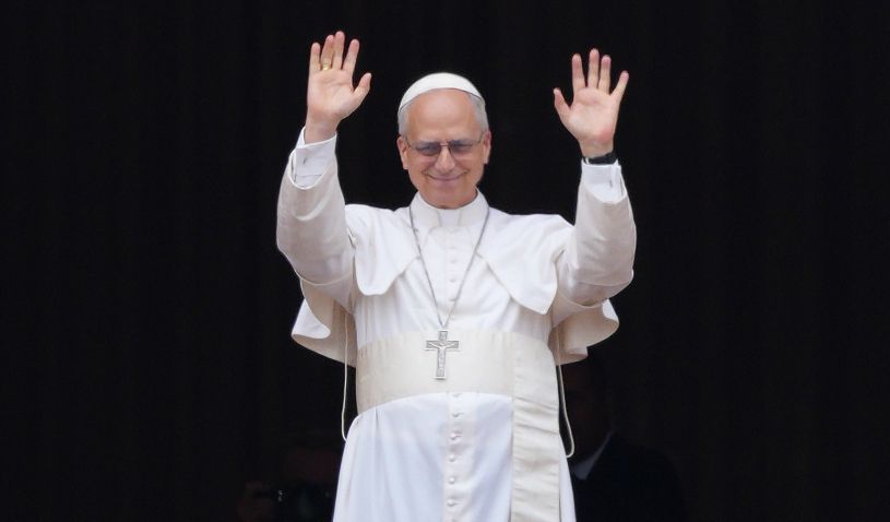 papa leon saludo balcon vaticano